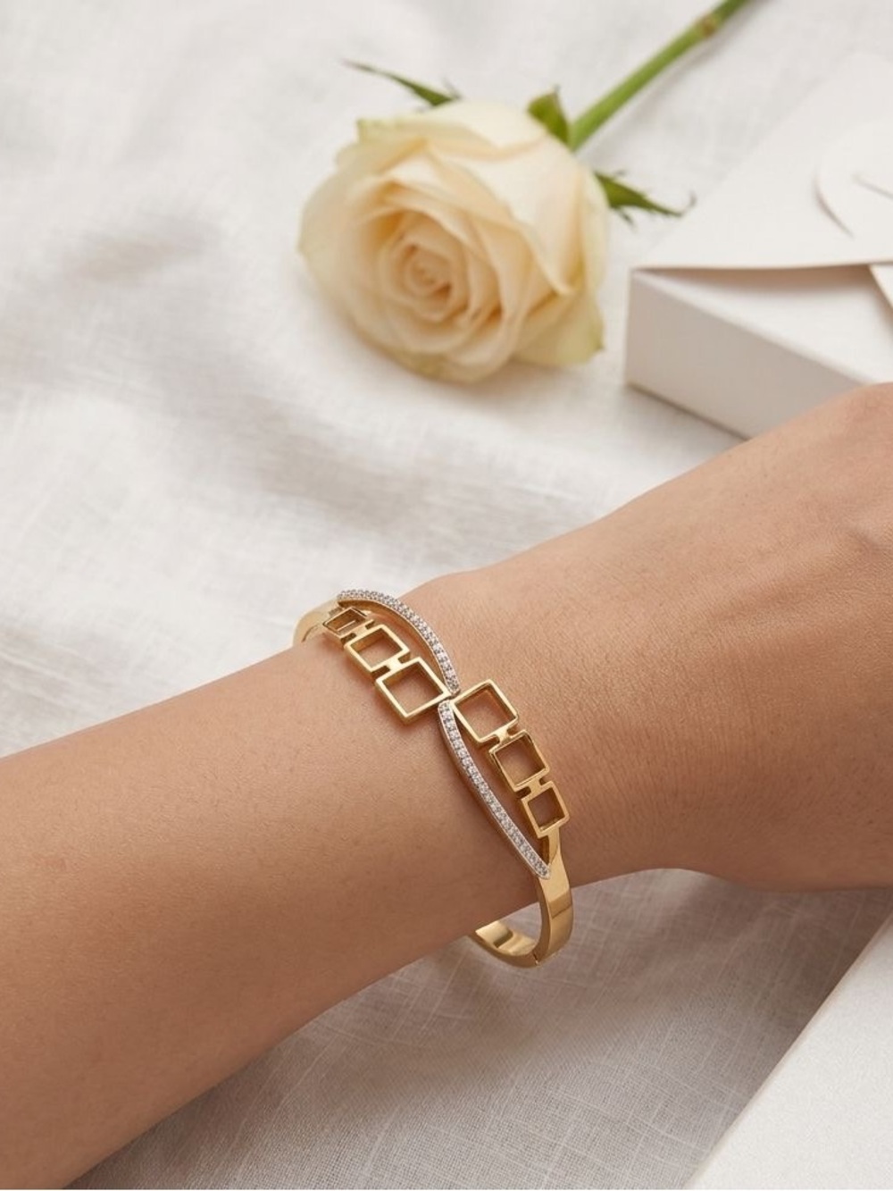 Elegant Gold Link & Pavé Bracelet - Women Jewelry